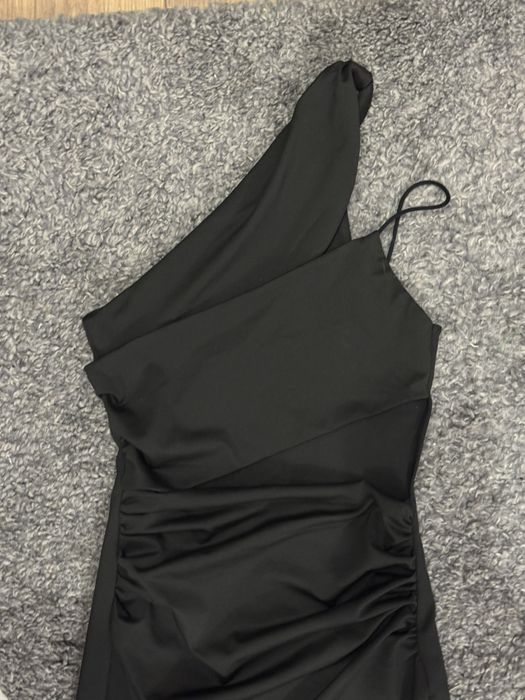 Дълга черна рокля