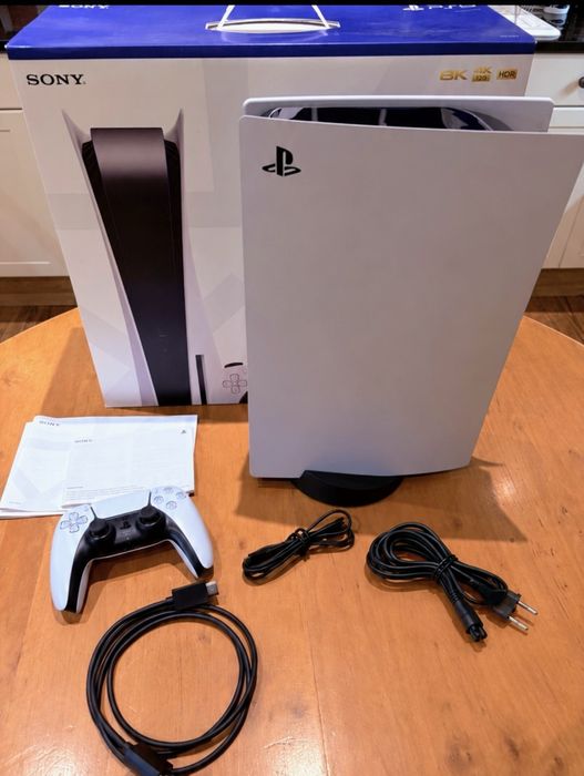 PS5 Disc, Софтуер 13.20 - като нова, с кутия и всички аксесоари