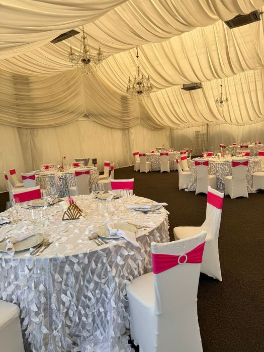 Aranjamente săli evenimente,fete de masă,huse scaune,prezidiu ,etc.