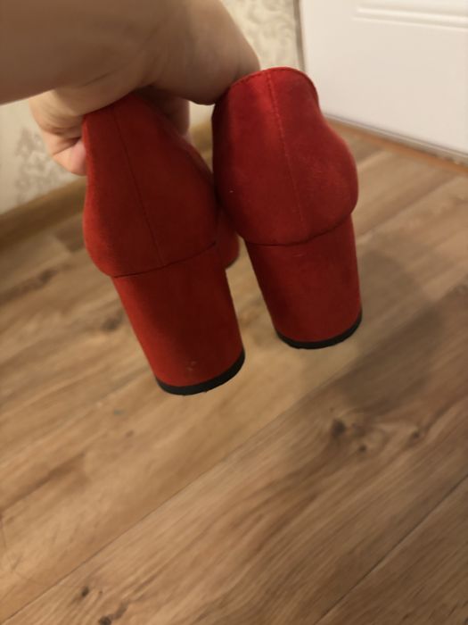 Модные красные  туфли