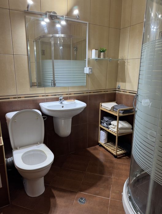 Дава се под наем Тристаен апартамент в Варна, Гръцка махала - 120 кв.м за 1000 € - Снимка #16