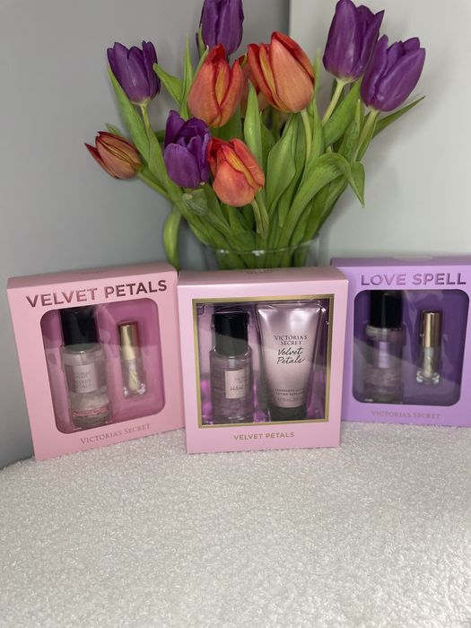 Подаръчни комплекти с мист за тяло и лосион или гланц за устни