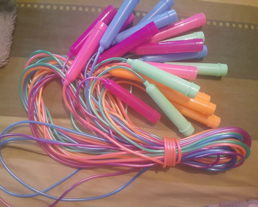 Скакалка разных цветов
