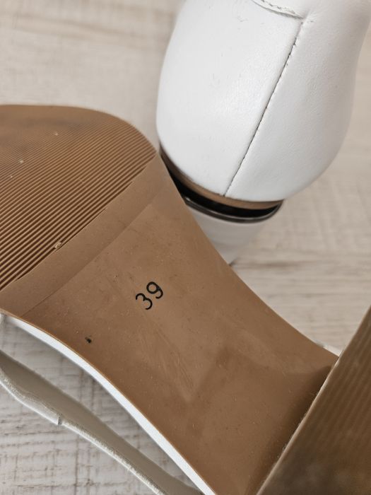 Високи бели обувки