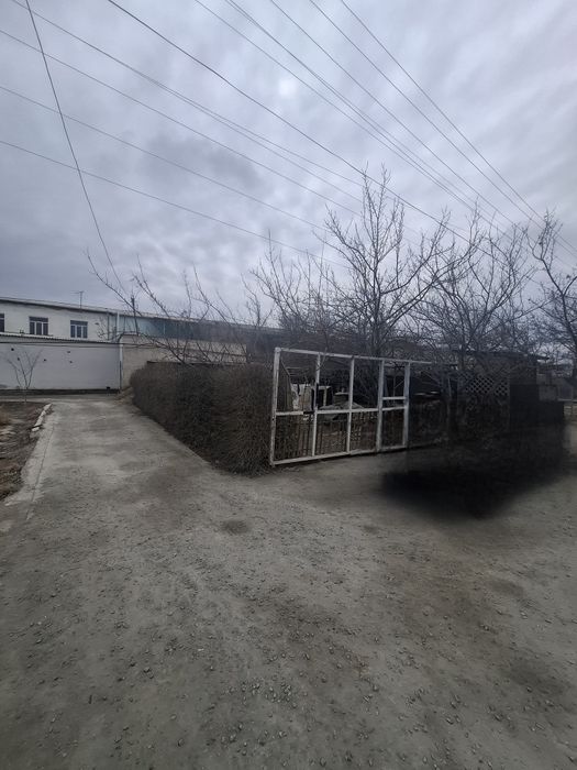 Зудлик билан 2 этаж уй сотилади.