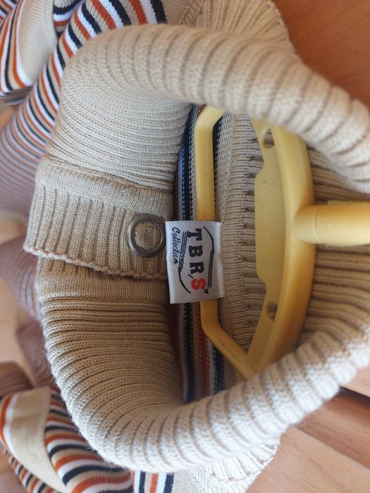 Pulover pe gat cu capse