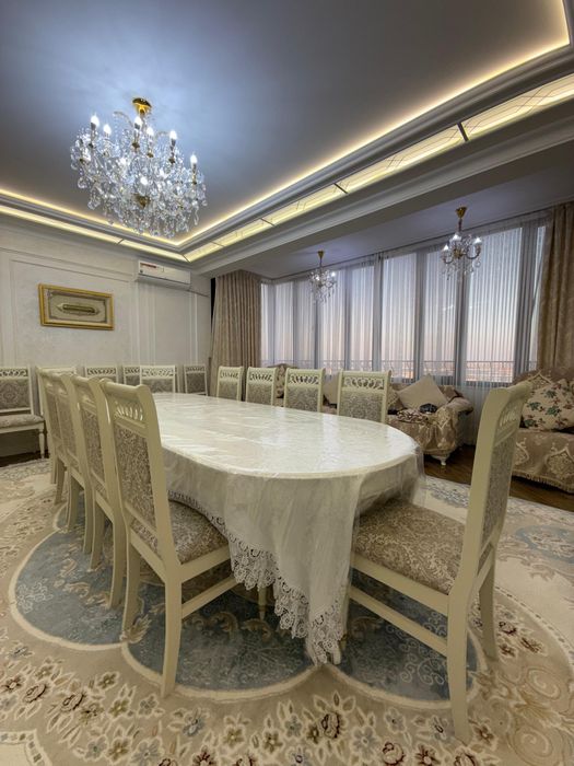 Стол и стулья в гостинную