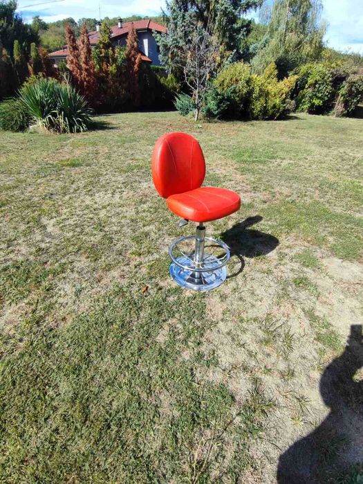 Червени кожени бар столове