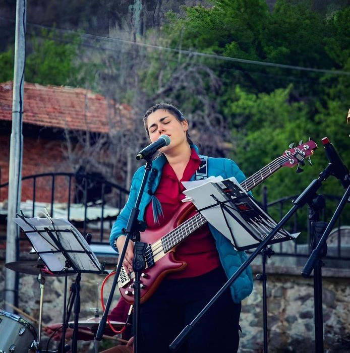 Уроци по пеене, бас китара и теория в гр. Пловдив