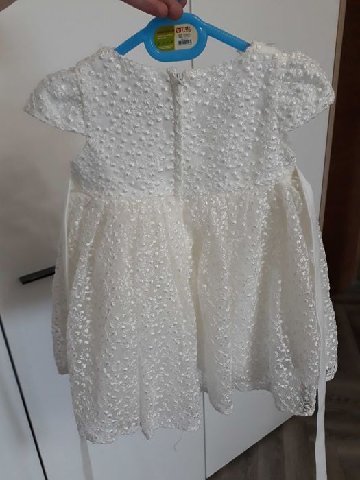 Отдам платья на 6 мес