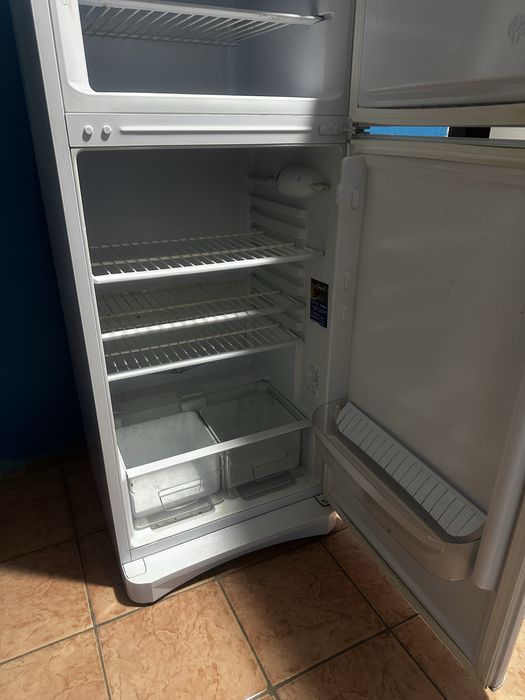 Холодильник Indesit TIA 16 белый