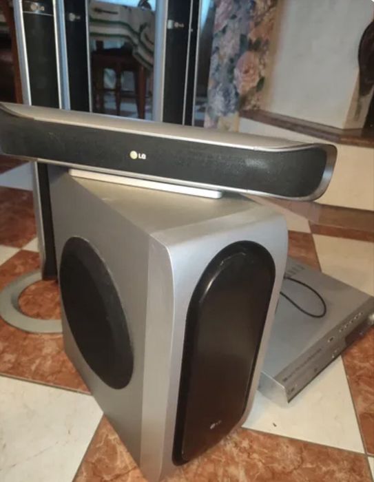 Продавам LG домашно кино dvd receiver usb radio 5.1 плюс активен буфер