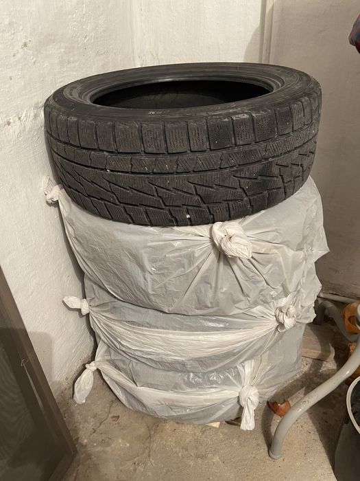 Продаются зимние шины 215/55 R17