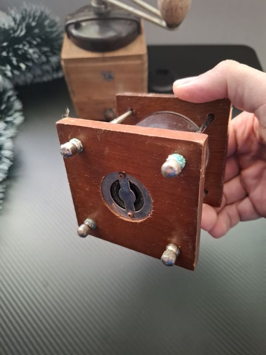 Стари ретро дървени мелнички за черен пипер или кафе