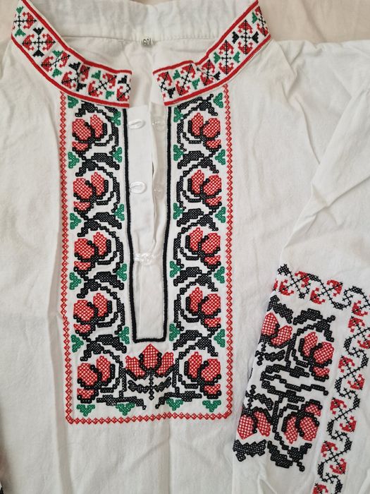 Продавам дълга риза с българска бродерия.