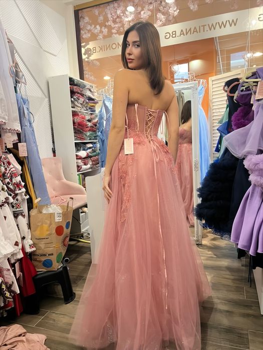 Официална рокля, носена