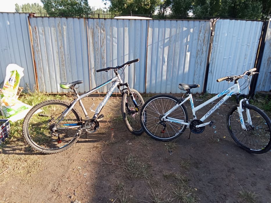 Хоккейные шлемы и форма