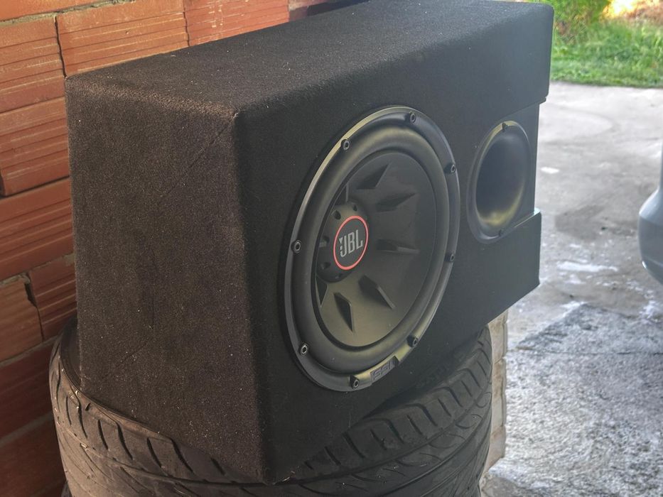 Бас каса JBL със усилвател