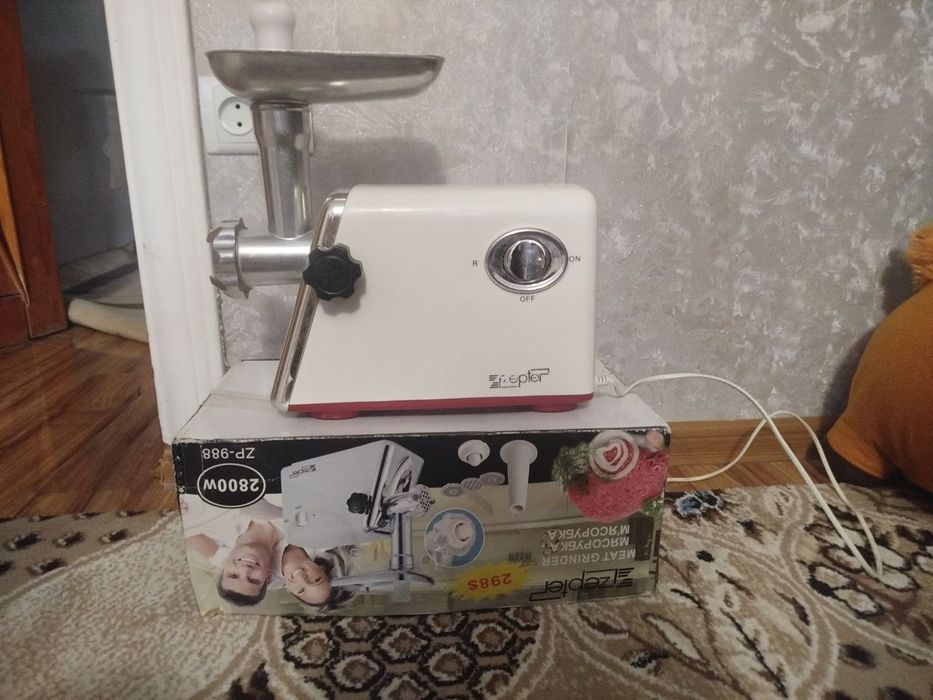 Продается электромясорубка новая
