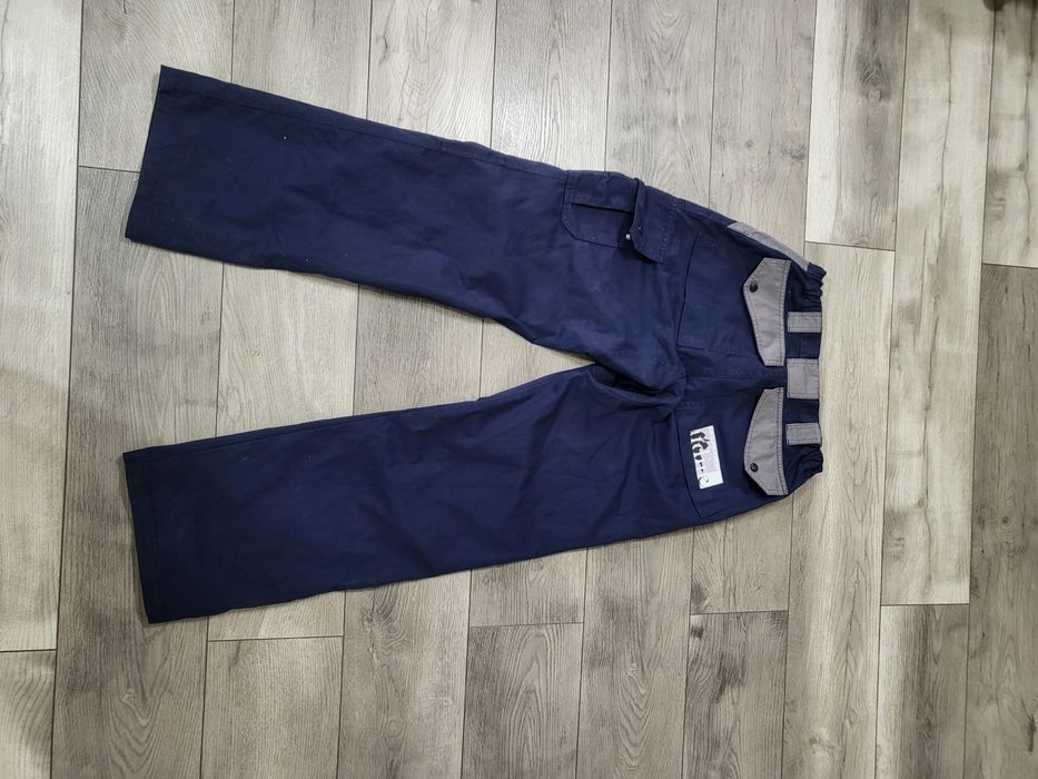 Vand pantaloni de salopeta