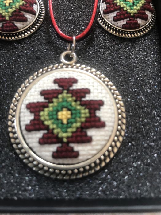 Дамско колие с българска шевица