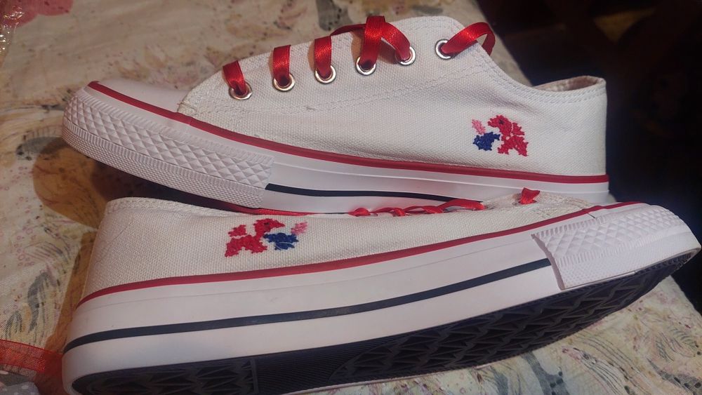 Дамски кецове с ръчно бродирана шевица