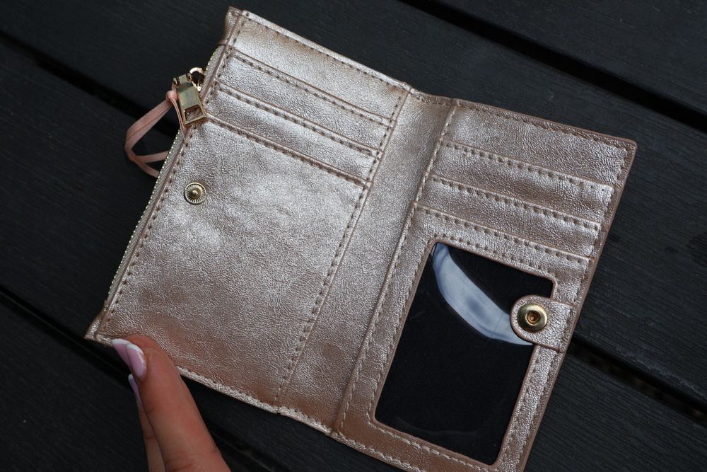 Дамски портфейли