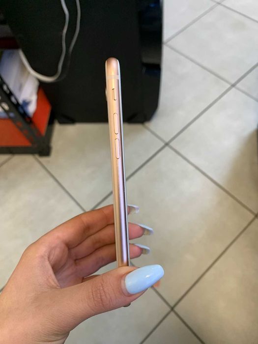 iPhone 8 • 64GB