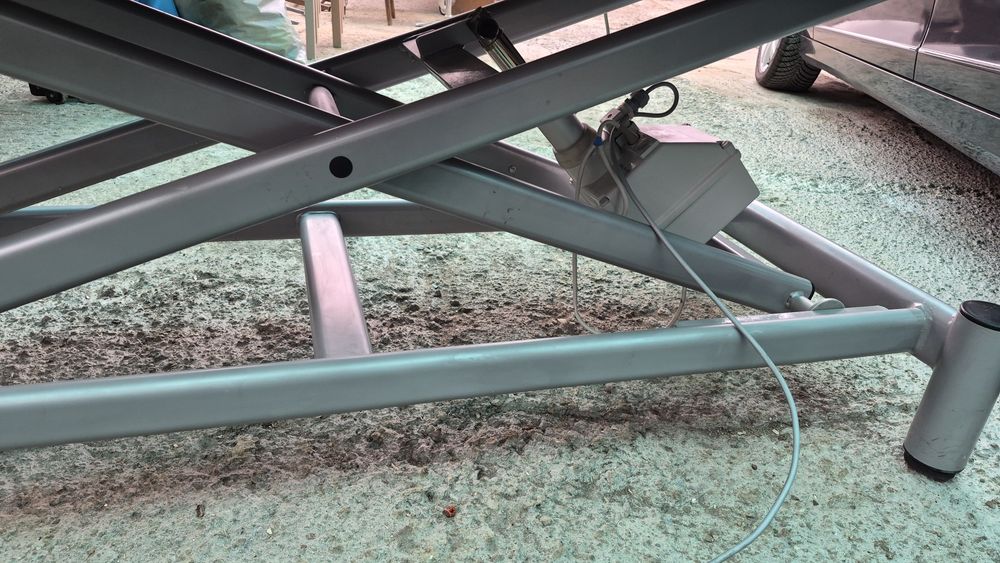 Продавам 2броя масажни легла