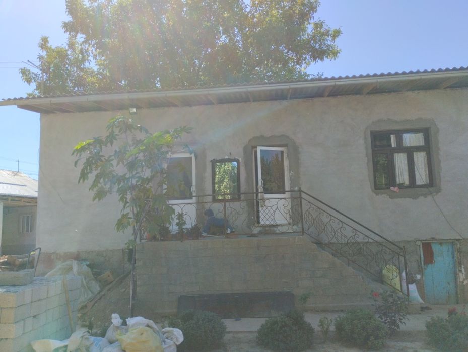 Уй сотилади 8 сотих ,2 хона уйи ва подавали бн,