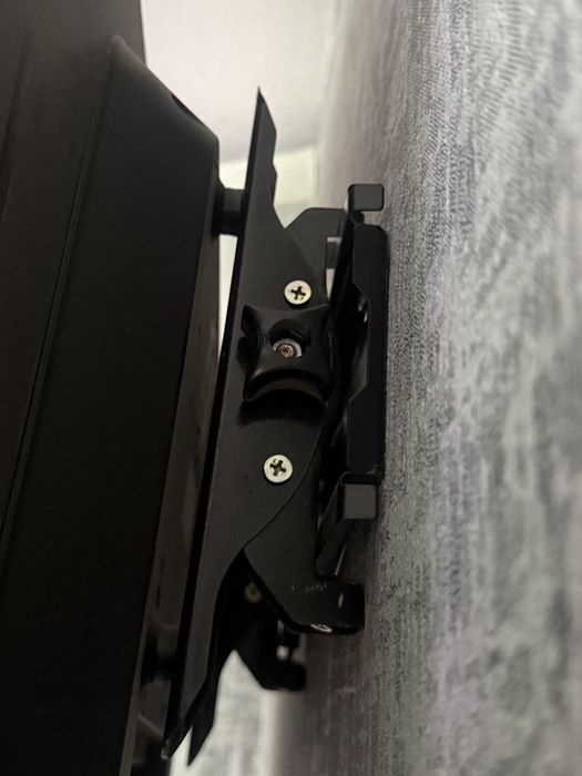 Телевизор  АРТЕЛ 32" + КРОНШТЕЙН  почти новый!