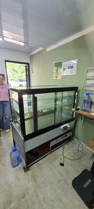 Витринные холодильник срочно