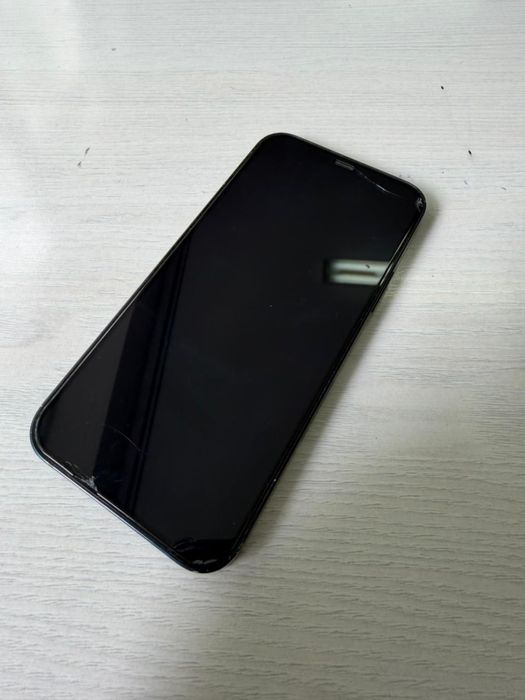 iPhone 12 черного цвета