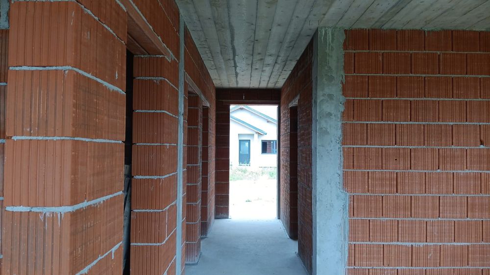 Casă în roșu Oșorhei - Oportunitate unică de investiție