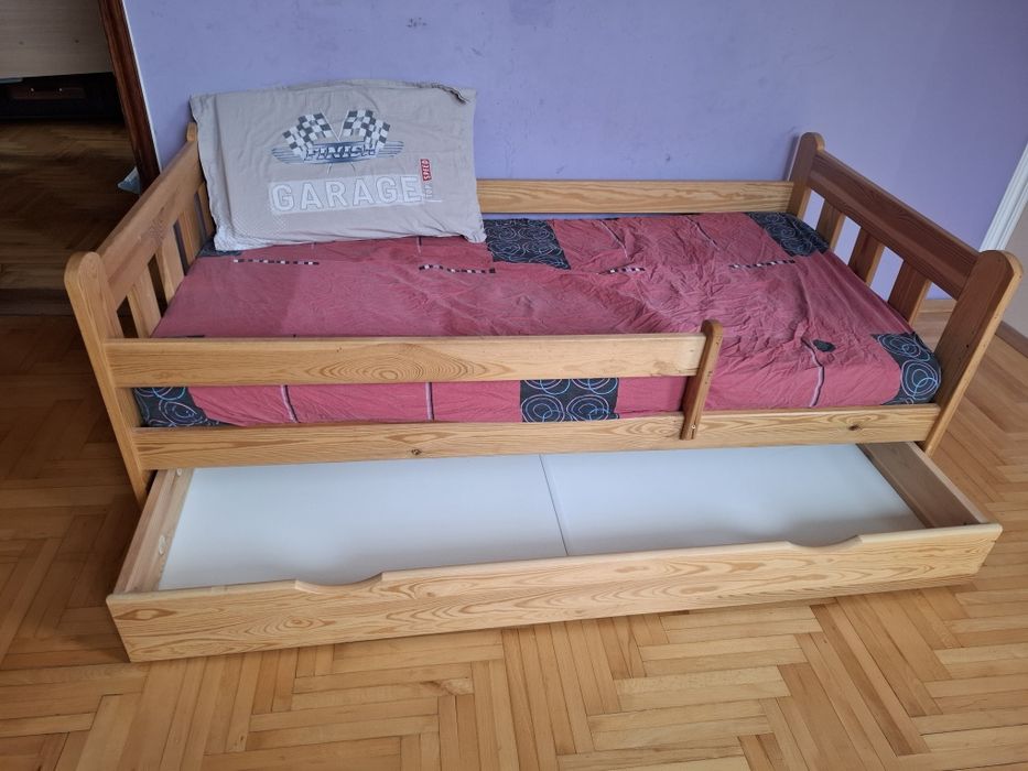 Продавам детско легло 85/165 см, часово, с чекмедже за съхранение и матрак 15 см