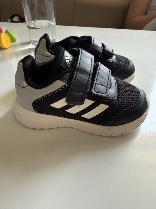 Adidas маратонки 21 номер