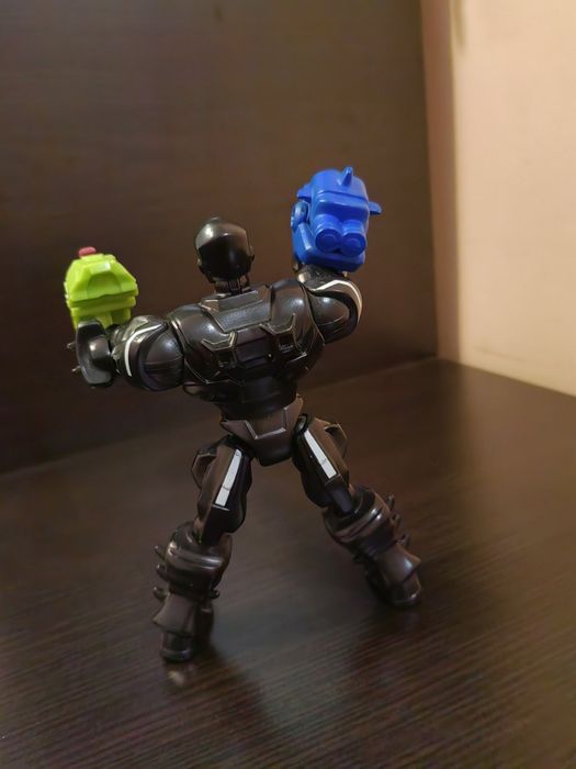 Фигурки Marvel пет броя.