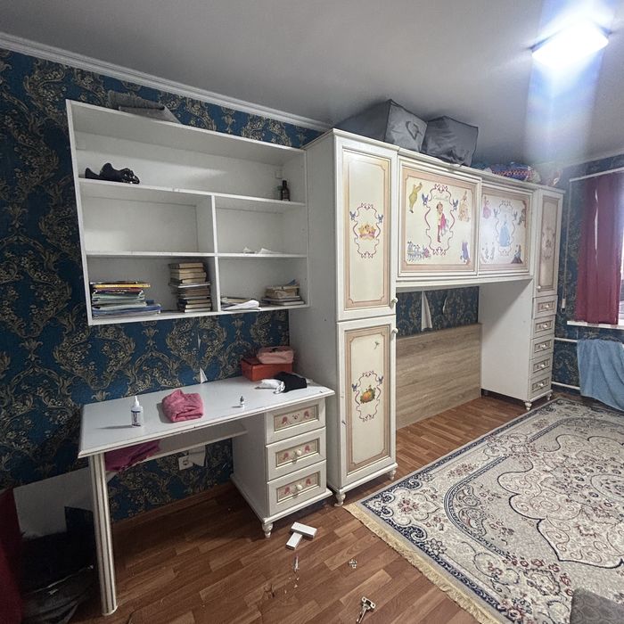детский шкаф и стол