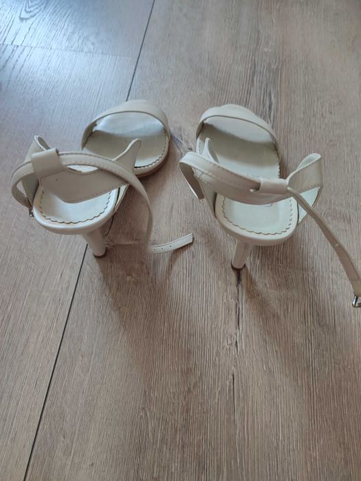 Sandale crem piele mărimea 40