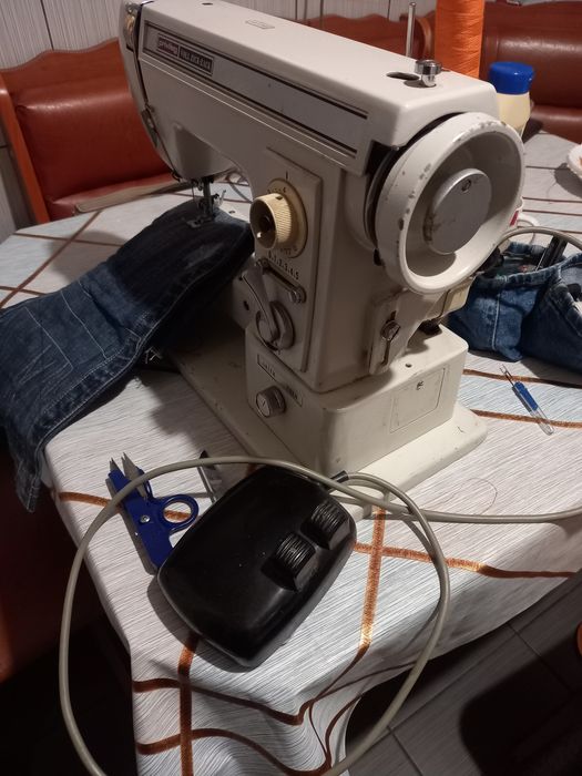 Mașină de cusut din metal