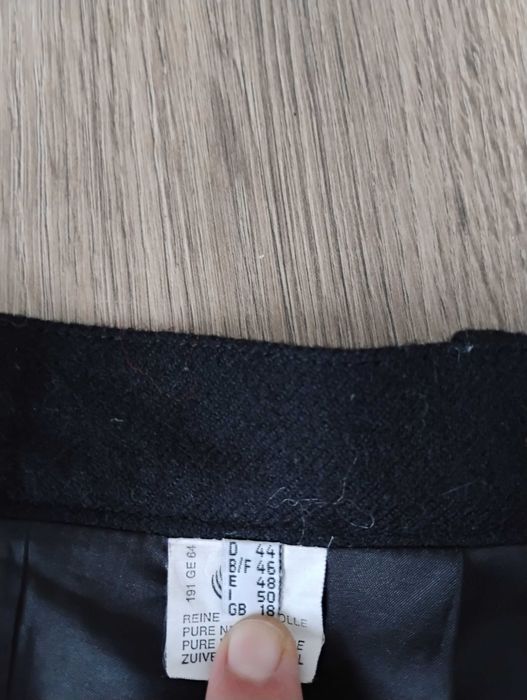 Черна вълнена пола