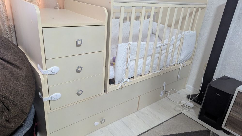 Детская кровать-маятник