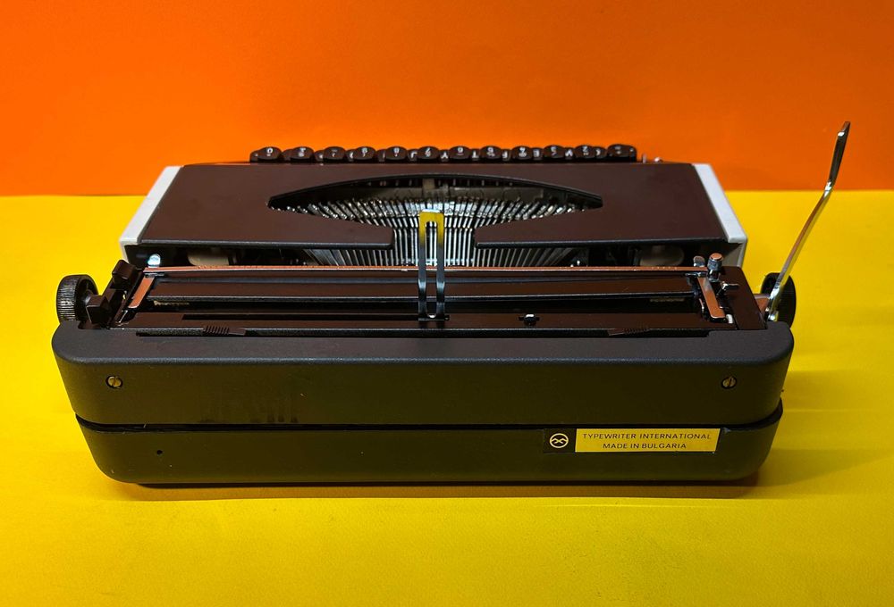 Чисто нова Пишеща Машина Хеброс 1300 F клавиатура Латиница  Обслужeна