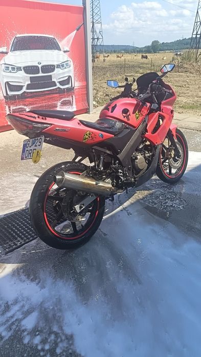 Vând motocicletă Honda 125cc, merge şi se prezintă bine.
