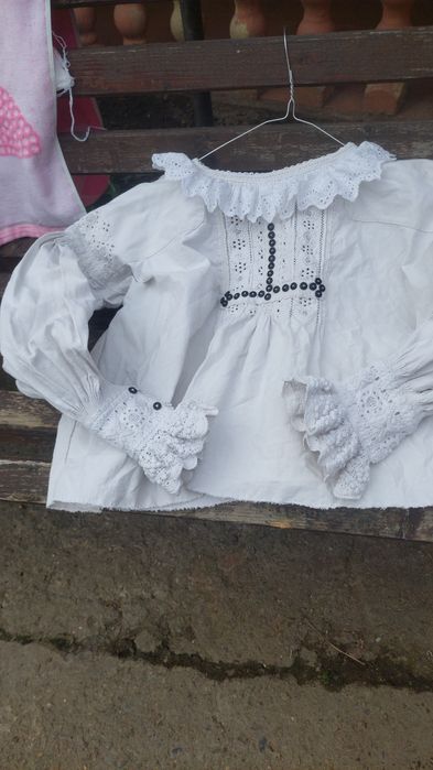 Vănd cămăși tradiționale din zona Beiușului.