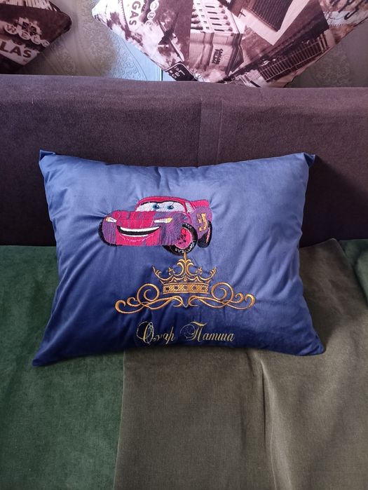 Подушки с вышивками,