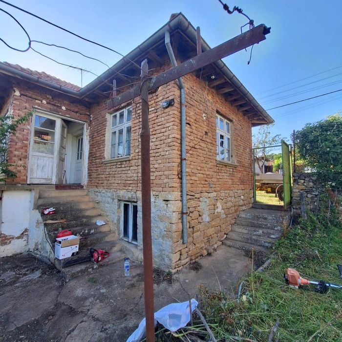 Двуетажна къща в с. Коевци, общ. Сухиндол, обл. Велико Търново