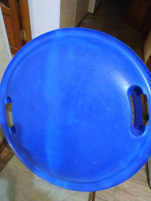 Ледянки 2 шт для спуска  с горки. Большая и маленькая.Цены разные .б/у