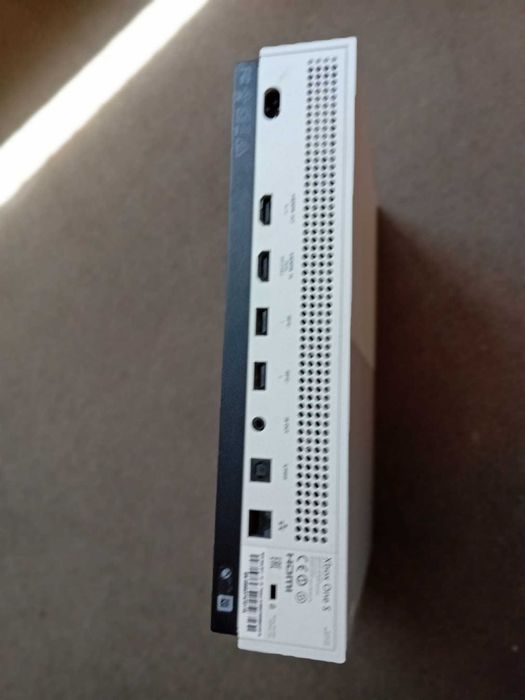 Xbox One S alb + 2 Controllere + 6 Jocuri (FC 25 inclus)