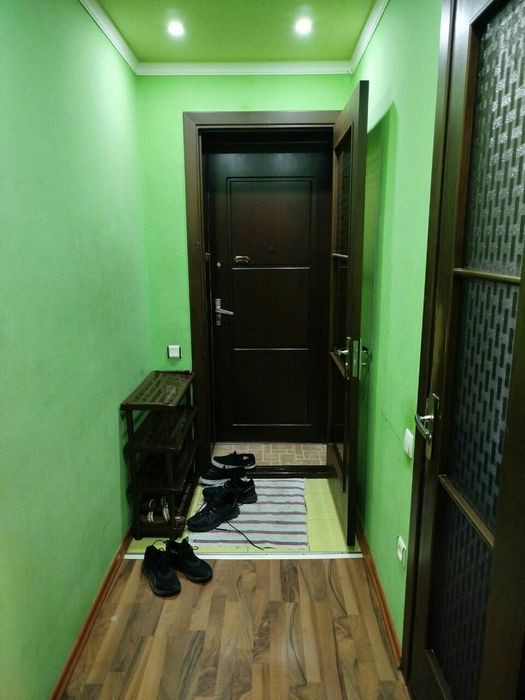 м.Горький (Буюк Ипак Йули) 1в2/3/4.Возле метро.